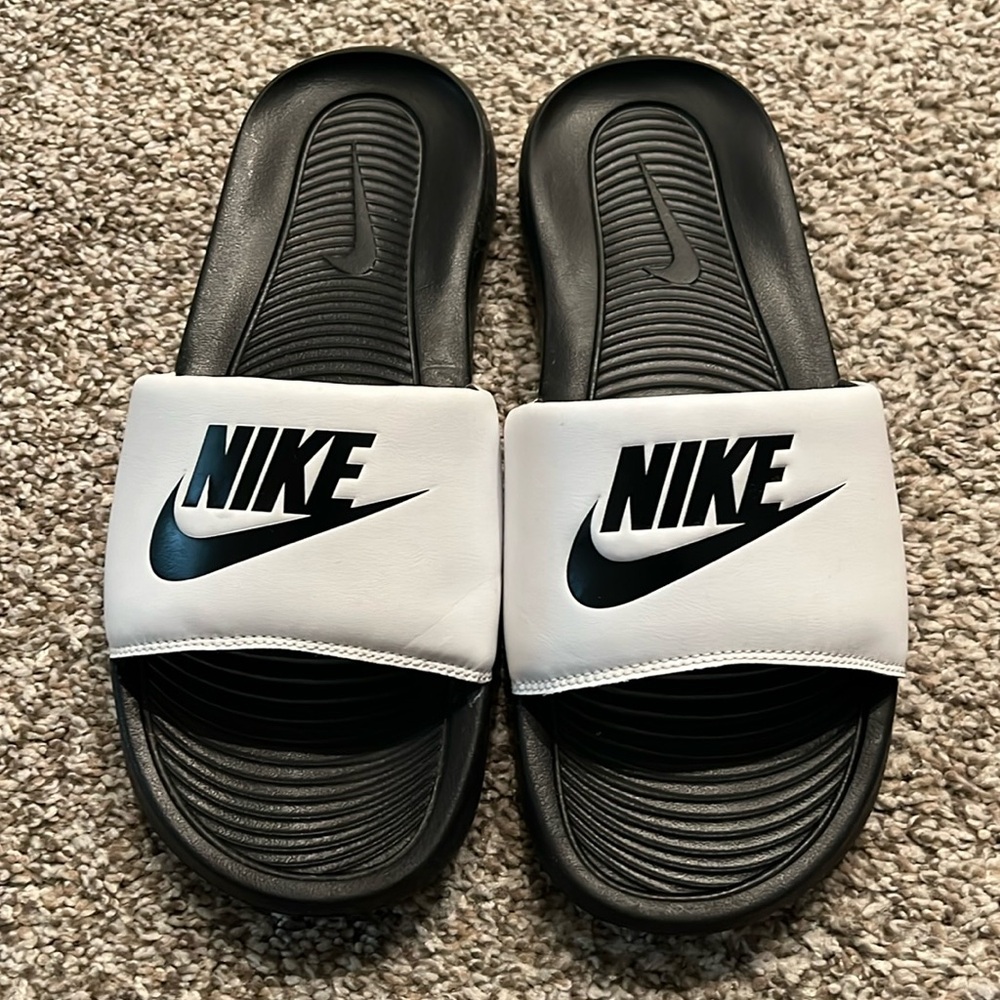 EUC Nike Black & White Slides - Picture 1 of 5
